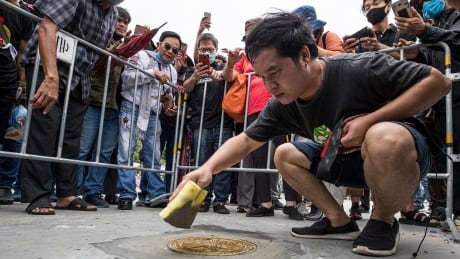 Thai protesters reinstall plaque symbolizing democracy