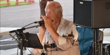 84-year-old harmonica player hosting daily concerts to cheer people up during pandemic