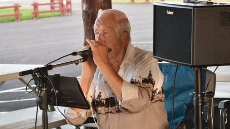 84-year-old harmonica player hosting daily concerts to cheer people up during pandemic