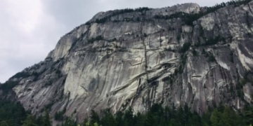 Squamish Search and Rescue plucks paraglider off Stawamus Chief