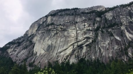 Squamish Search and Rescue plucks paraglider off Stawamus Chief