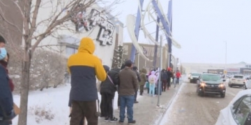 Boxing Day draws lineups to Calgary, Edmonton malls