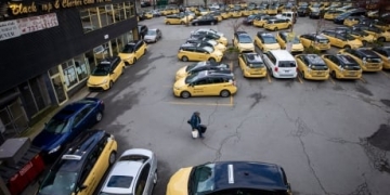 Drivers fleeing and business plummeting for Metro Vancouver taxi industry, association says