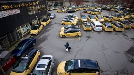 Drivers fleeing and business plummeting for Metro Vancouver taxi industry, association says