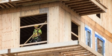 Construction industry launches program to reduce illicit drug deaths among Vancouver Island workers