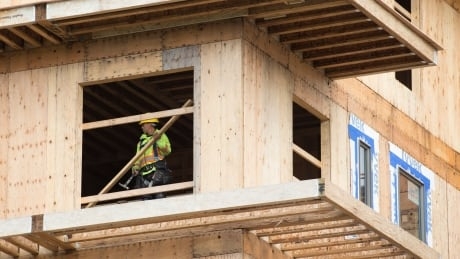 Construction industry launches program to reduce illicit drug deaths among Vancouver Island workers