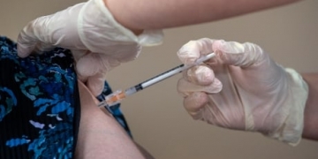 Canada's chief science adviser issues warning about B.C.'s 'experiment' with vaccine timing
