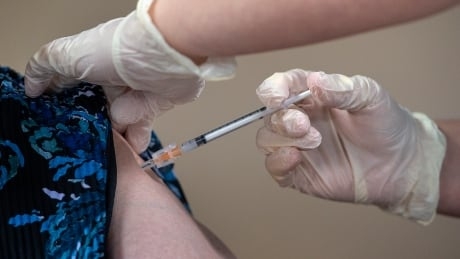 Canada's chief science adviser issues warning about B.C.'s 'experiment' with vaccine timing