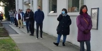 Pharmacy 'overwhelmed' by strong early response to AstraZeneca shots in Lower Mainland