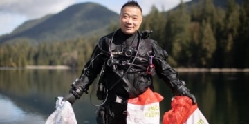 Meet the volunteer scuba divers cleaning up Metro Vancouver's lakes