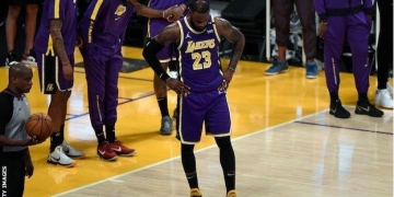 NBA: LeBron James returns from 20-game absence but LA Lakers lose to Sacramento Kings