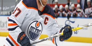 Matthews pads Rocket Richard lead to guide Leafs past Canucks for 4th straight win