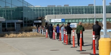 Vaccine bookings multiply as Albertans 40 and over rush to get AstraZeneca shots