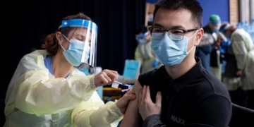 ICU admissions near 800 as Ontario sees record day for COVID-19 vaccinations