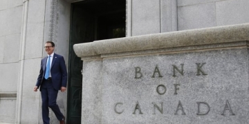 Bank of Canada keeps benchmark rate at record low