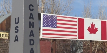 Man accused of entering U.S. by kayak via B.C. lake, running from border officer