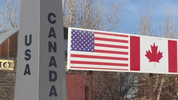 Man accused of entering U.S. by kayak via B.C. lake, running from border officer