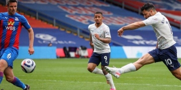 Man City beat Palace to close in on title