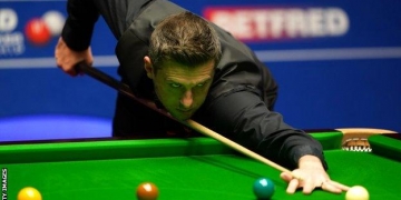Selby edges ahead at Crucible as semi-final paused for overrunning