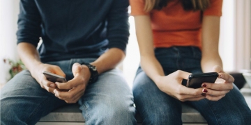 Teens, tech and mental health: Oxford study finds no link