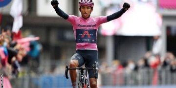 Bernal prepares for intense final week at Giro after fans chase him with chainsaws