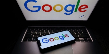 Russia threatens to slow down Google over 'banned content'