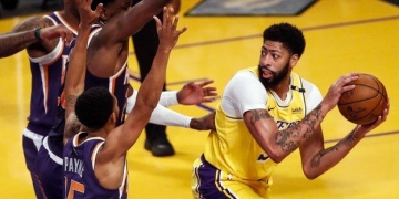 Davis & James shine as Lakers beat Suns to take play-off lead