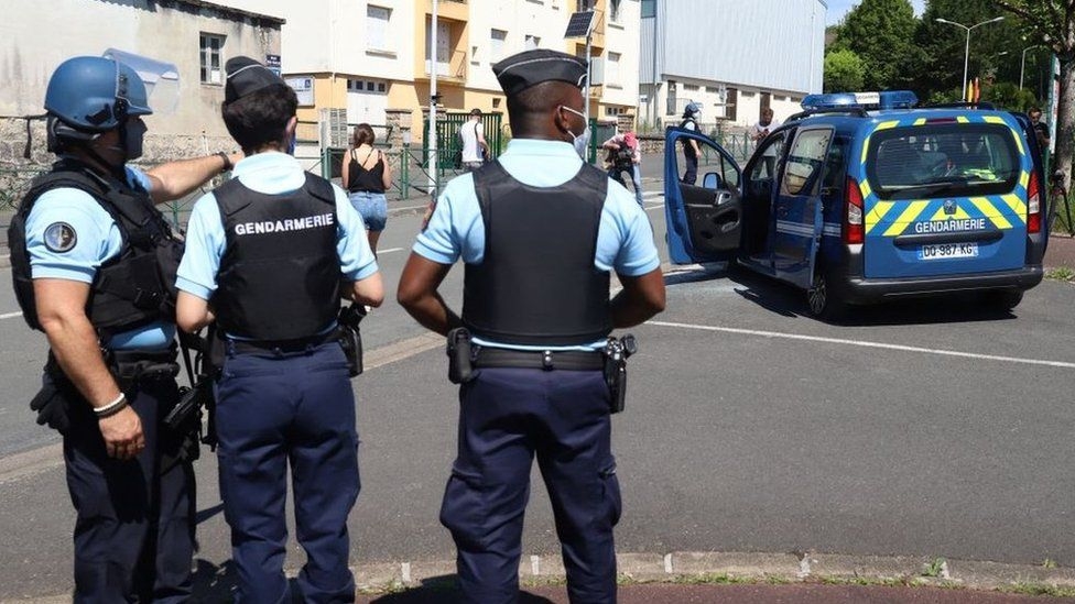 France manhunt for armed ex-soldier who fired on police