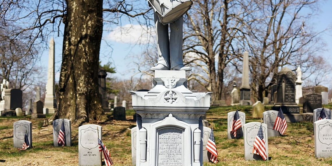 Brooklyn’s Green-Wood Cemetery honors veterans on Memorial Day with walking tour of military graves dating from Revolutionary War