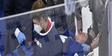 Scary on-ice collision sends Maple Leafs captain Tavares to hospital