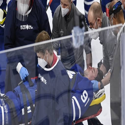 Scary on-ice collision sends Maple Leafs captain Tavares to hospital