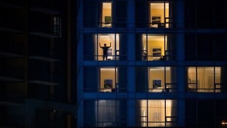 Quarantine hotel measures sticking around for now as Ottawa consults with provinces