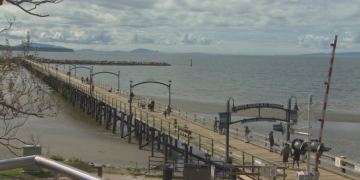 White Rock restaurant owners clash with city hall over outdoor patio space