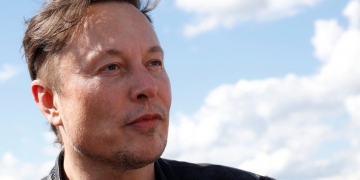 Tesla failed to stop Musk tweets, says regulator