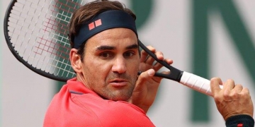Federer brushes off umpire row to join Djokovic in French Open third round