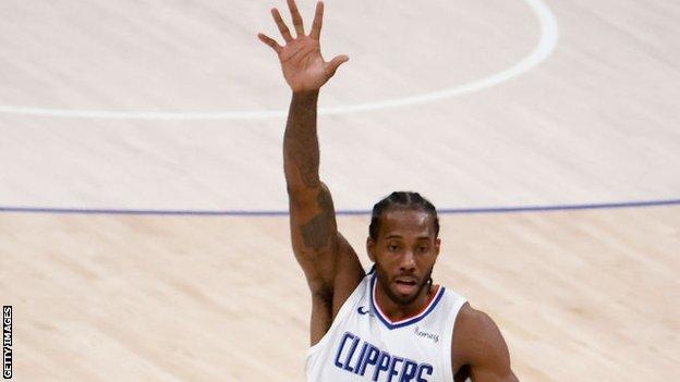 Leonard stars as Clippers beat Mavericks to level series