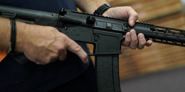 US gun laws: Judge overturns California assault weapons ban