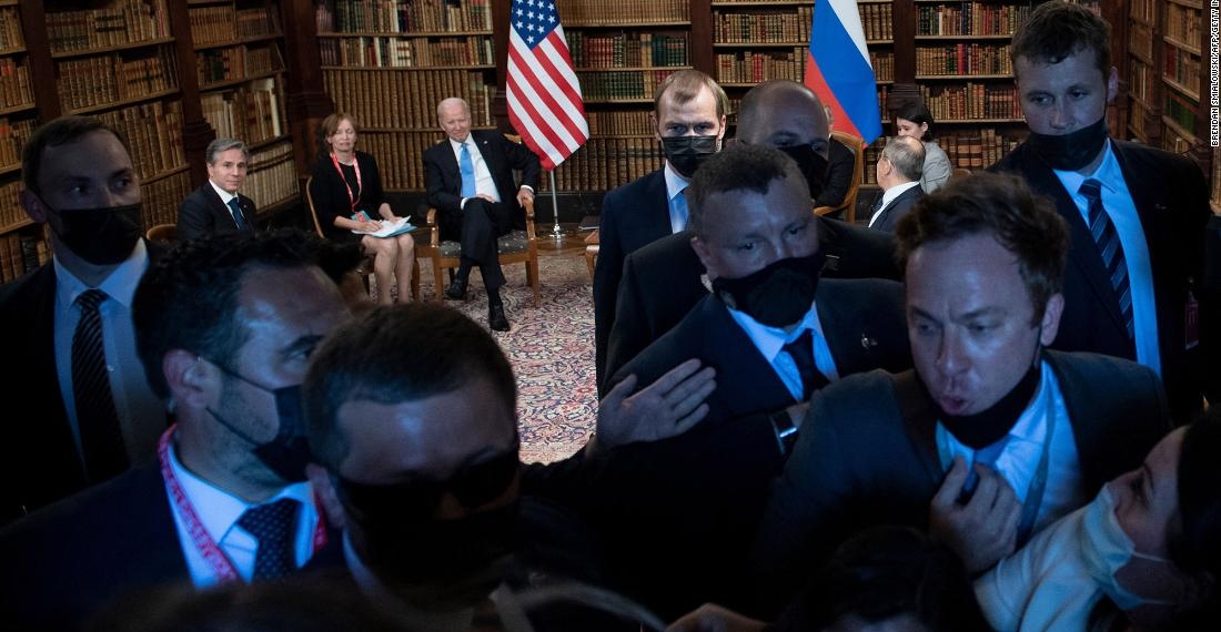 Chaotic scene between press corps and security unfolds at start of Geneva summit