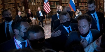 Chaotic scene between press corps and security unfolds at start of Geneva summit