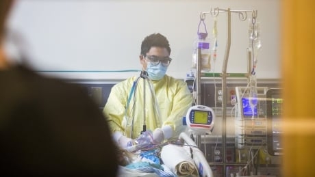 Alberta extends COVID-19 assistance to Manitoba, offering to take 10 intensive care patients