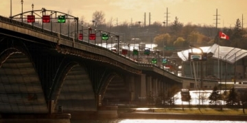 Canada eyeing multi-stage approach to reopening the border to travellers