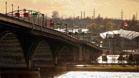 Canada eyeing multi-stage approach to reopening the border to travellers