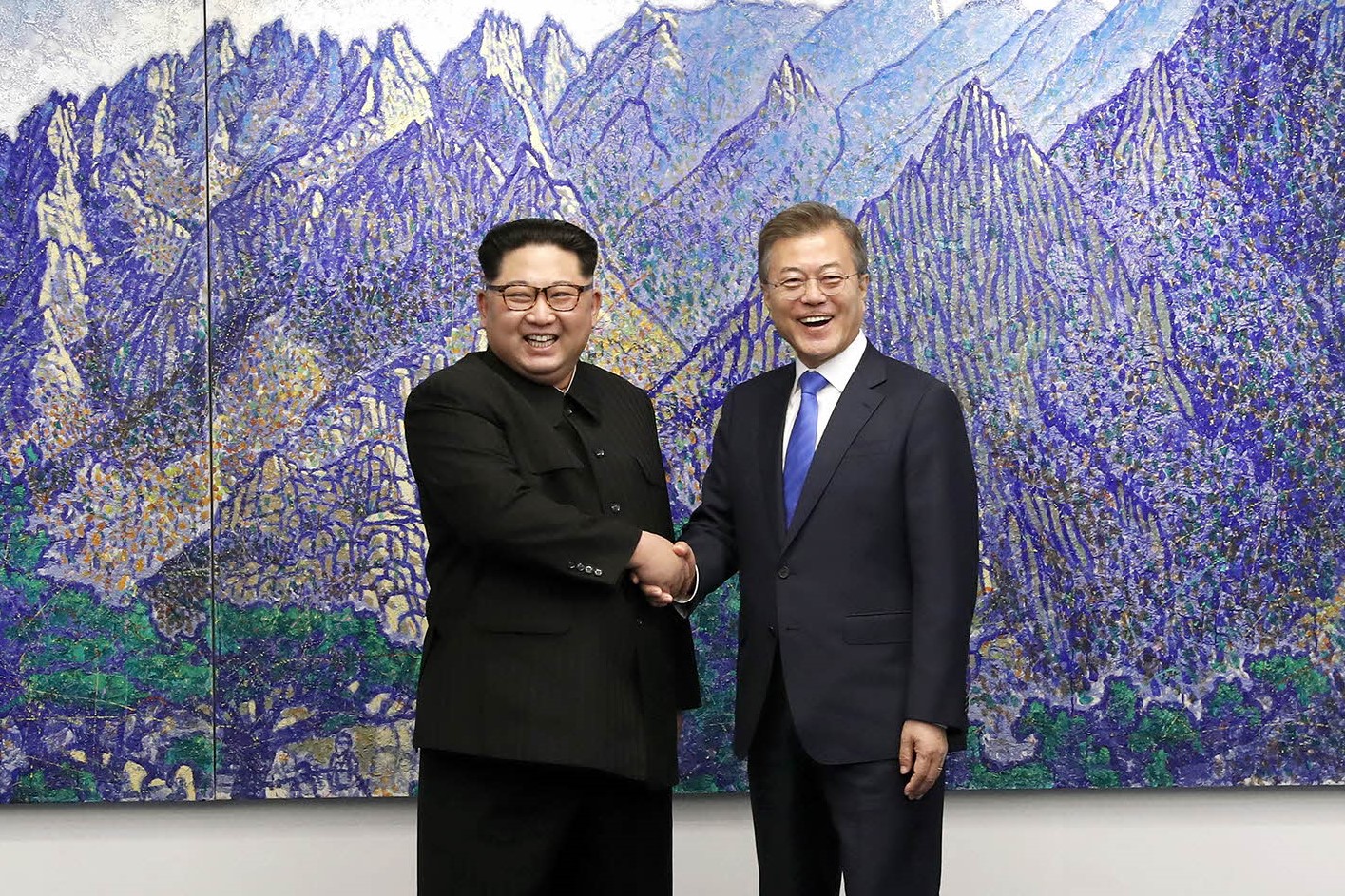 Kim and South Korean President Moon Jae-in shake hands during the 2018 inter-Korean Summit, April 2018 | Cheongwadae / Blue House