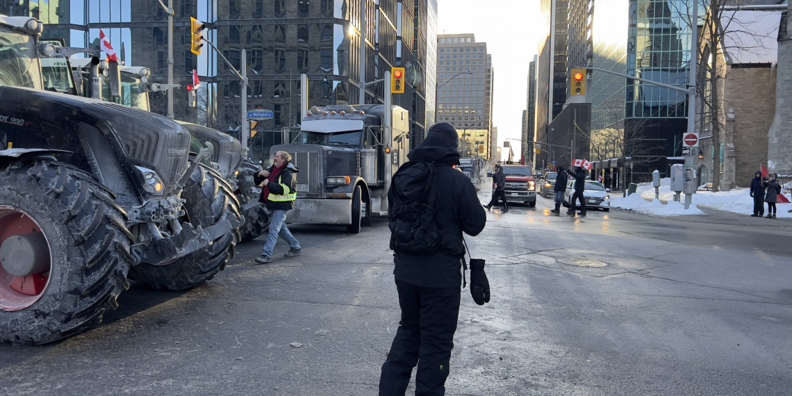 Freedom Convoy enter second day of protest in Ottawa