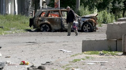 Russia is gaining advantage in eastern Ukraine as forces learn from earlier mistakes, US officials say